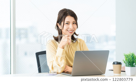 微笑的女人/女商人做文書工作 122803779