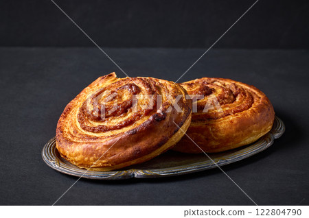 freshly baked cinnamon rolls freshly baked cinnamon rolls 122804790