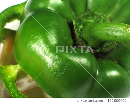 Fresh Green Bell Pepper: A Natural Ingredient for Healthy Culinary Creations 122806031