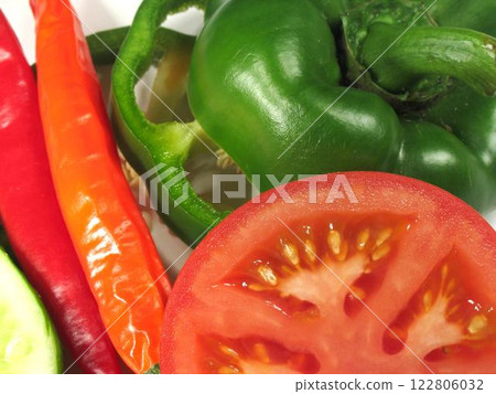 Fresh Green Bell Pepper and Juicy Plum Tomato: A Natural Ingredient for Healthy Cooking 122806032