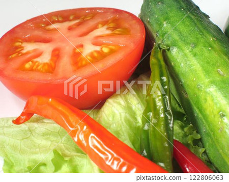 Fresh and Vibrant Plum Tomatoes: A Staple Ingredient for Natural Cuisine 122806063