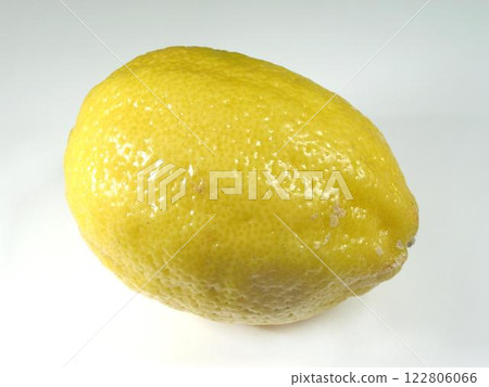 Vibrant Meyer Lemons and Zesty Lemon Peels: A Citrus Culinary Delight 122806066