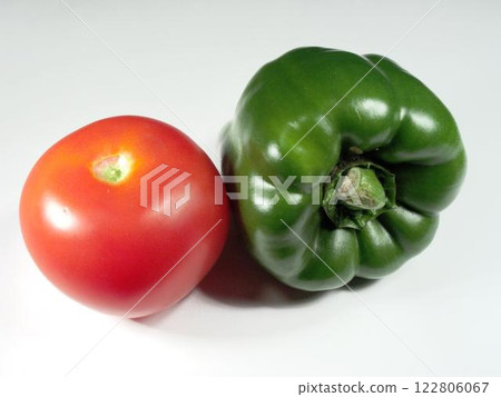 Vibrant Fresh Plum Tomatoes: A Natural Staple in Healthy Eating 122806067