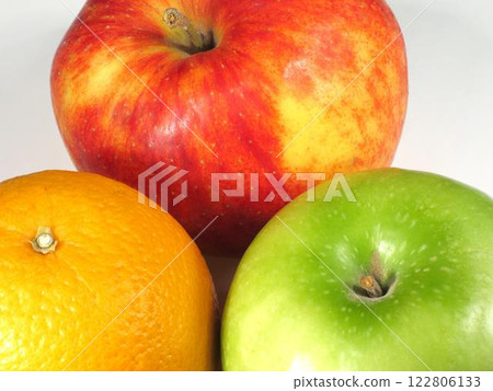 Vibrant Collection of Fresh Rangpur and Valencia Oranges Among Other Seedless Fruits 122806133