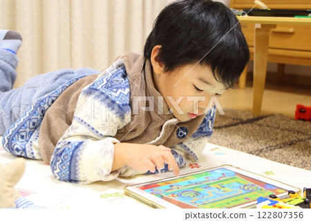 兒童、小孩、平板電腦、家庭時間 兒童、小孩、平板電腦、家庭時間 122807356