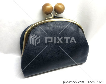 Bi-fold wallet with clasp 122807420