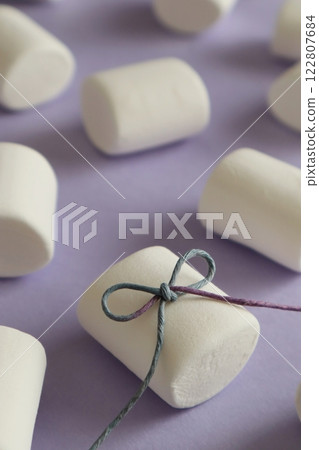 白色棉花糖和絲帶 122807684