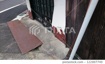 Dilapidated wall 122807740