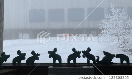 雪國窗邊擺放著馴鹿娃娃 122808205
