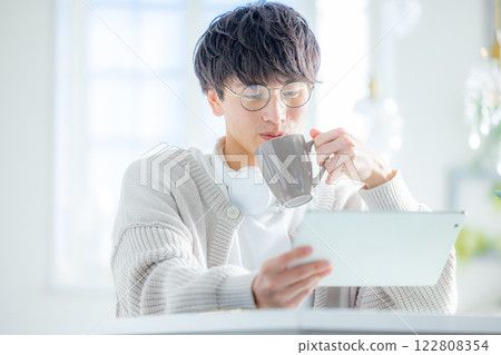 經營平板電腦的男士 122808354