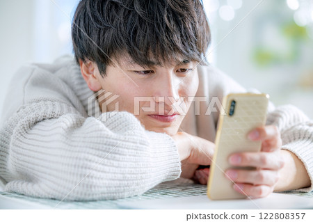 一個操作智能手機的人 122808357