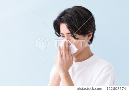 一名男子用紙巾摀住鼻子的圖片（庫存照片） 122808374