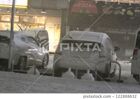 城市大雪：停車場場景 122808632