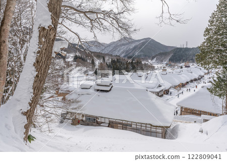 福島縣大內宿的冬日風景,茅草屋頂的驛站小鎮 福島縣大內宿的冬日風景,茅草屋頂的驛站小鎮 122809041