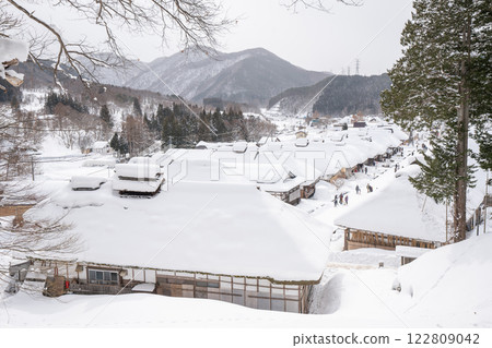 Winter scenery of Ouchi-juku, a post town with thatched roofs, Fukushima Prefecture 122809042