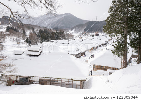 福島縣大內宿的冬日風景,茅草屋頂的驛站小鎮 福島縣大內宿的冬日風景,茅草屋頂的驛站小鎮 122809044