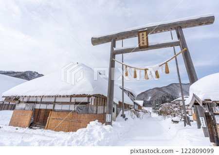 冬日雪天早晨的神社 122809099