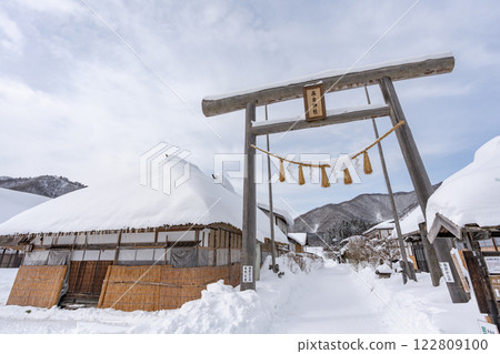 冬日雪天早晨的神社 122809100