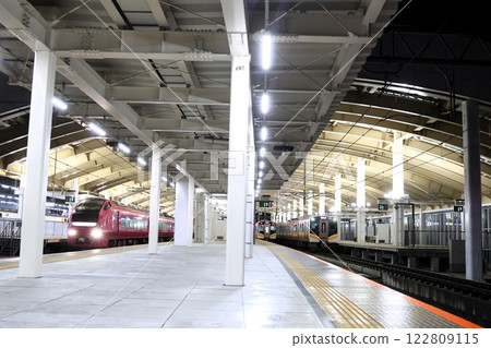 [JR East] E653 series express "Inaho" and E129 series at night (Hakushin Line, Shinetsu Line: Niigata Station) 122809115