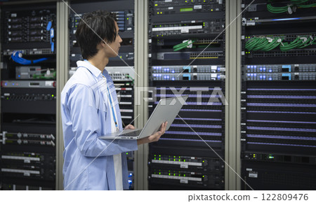 電腦伺服器和工程師圖像 122809476