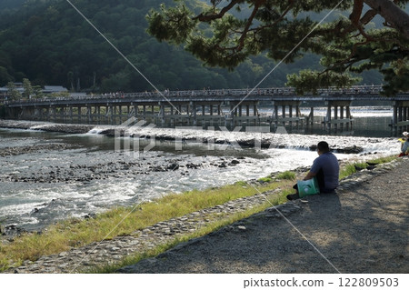 父母和孩子穿越渡月橋 父母和孩子穿越渡月橋 122809503