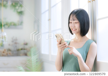 年輕女性的生活風格形象智慧型手機 122809570