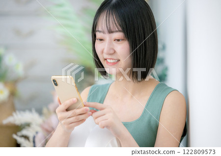 Lifestyle image of young women: Smartphone 122809573