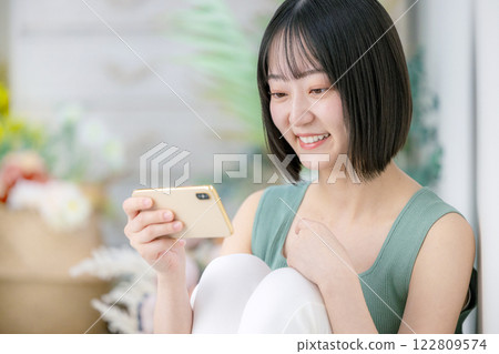 Lifestyle image of young women: Smartphone Lifestyle image of young women: Smartphone 122809574