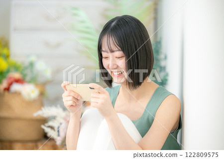 Lifestyle image of young women: Smartphone Lifestyle image of young women: Smartphone 122809575