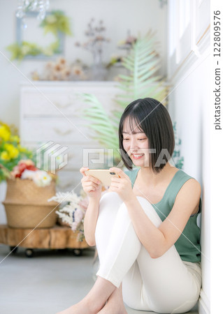 Lifestyle image of young women: Smartphone Lifestyle image of young women: Smartphone 122809576