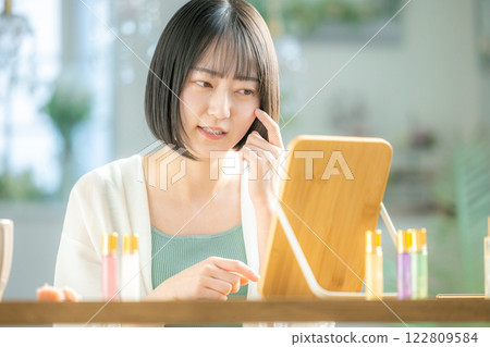 Young woman suffering from skin problems 122809584