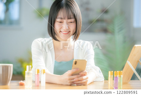 一個操作智能手機的年輕女子 122809591