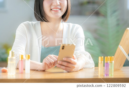 一個操作智能手機的年輕女子 122809592