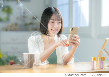 一個操作智能手機的年輕女子 122809593