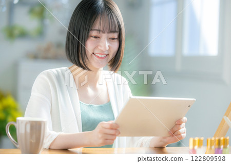 A woman who operates a tablet 122809598