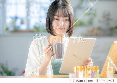 一個操作平板電腦的女人 122809601