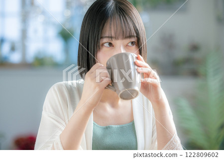 一個女人喝咖啡 122809602