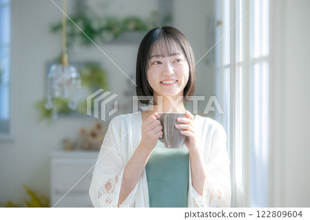 一個女人喝咖啡 122809604