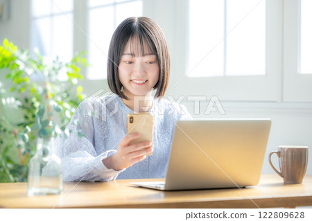 遠距辦公、女性、智慧型手機 122809628
