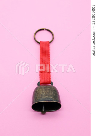 粉紅色背景的熊鈴 粉紅色背景的熊鈴 122809805