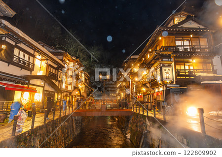Ginzan Onsen on a snowy night (Yamagata Prefecture) 122809902