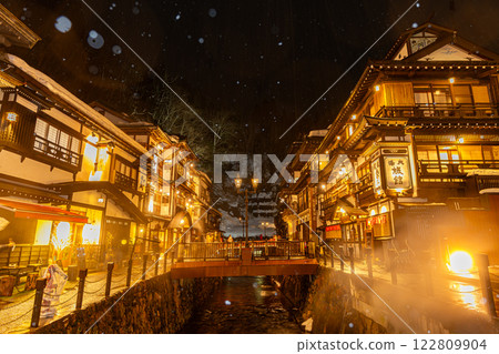 雪夜的銀山溫泉(山形縣) 雪夜的銀山溫泉(山形縣) 122809904