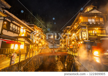 雪夜的銀山溫泉（山形縣） 122809905