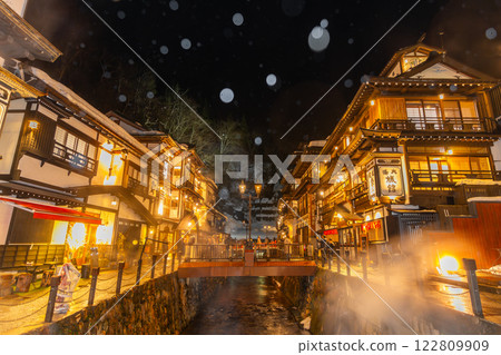 Ginzan Onsen on a snowy night (Yamagata Prefecture) 122809909
