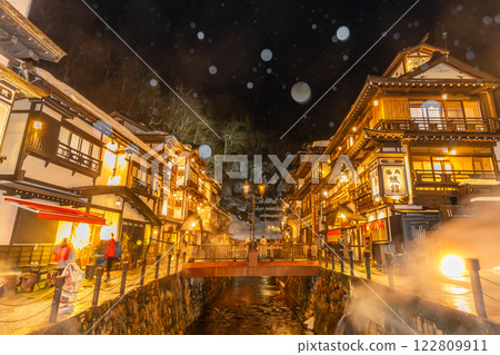 雪夜的銀山溫泉（山形縣） 122809911