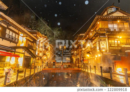 雪夜的銀山溫泉(山形縣) 雪夜的銀山溫泉(山形縣) 122809918