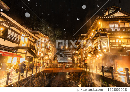 Ginzan Onsen on a snowy night (Yamagata Prefecture) 122809928