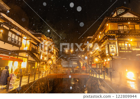 雪夜的銀山溫泉（山形縣） 122809944