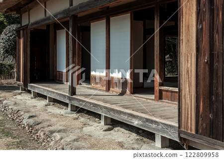 A scene of a charming old-style house corridor and shoji screens [Japanese-style image] 122809958