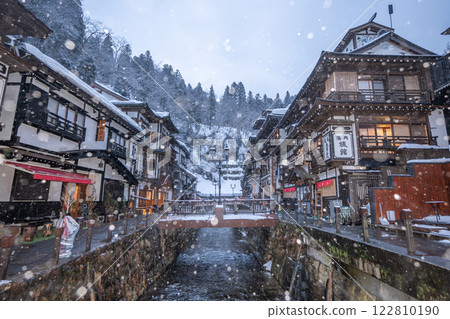 雪天早晨的銀山溫泉(山形縣) 雪天早晨的銀山溫泉(山形縣) 122810190
